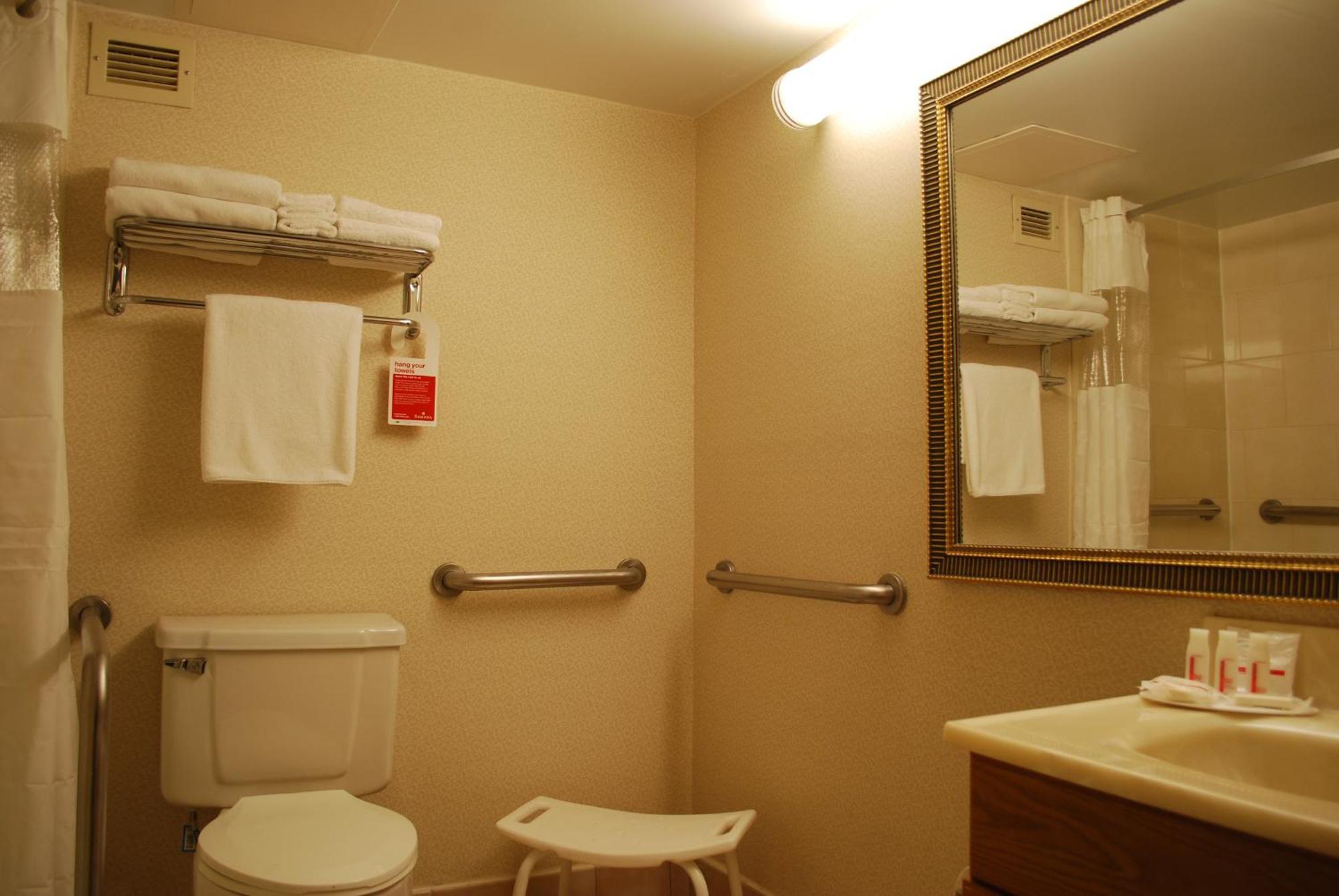 Ramada By Wyndham Triangle/Quantico Hotel Szoba fotó